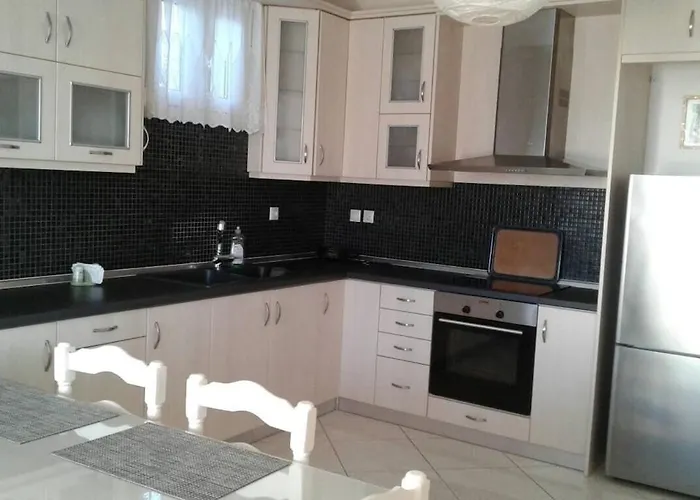 Three Palm House פרספורוס