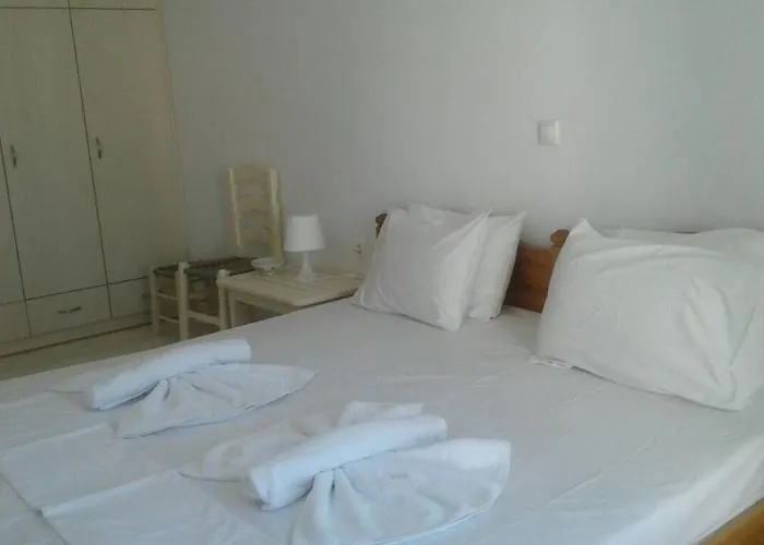 Three Palm House פרספורוס